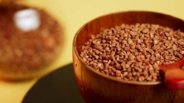 Basit bir rehberde karabuğday yetiştirmenin sağlık yararlarını ve pişirme yöntemlerini keşfedin.