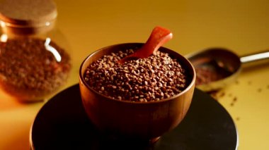 Karabuğday, doğal dokusunu ve rengini gösteren ahşap bir kasede inliyor.