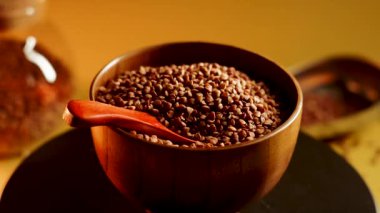 Karabuğday, besin değeri yüksek yiyecekler için sağlıklı tahıllar sunan ahşap bir kasede yetişir.