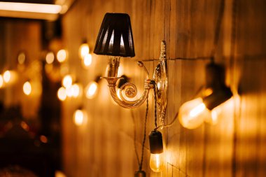 Zarif duvar, geceleri rahat bir restoranın içini aydınlatıyor.