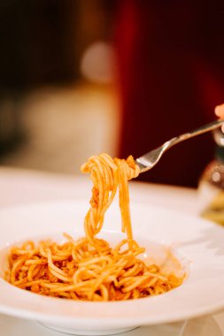 Sıcak bir restoranda akşam yemeği sırasında servis edilen lezzetli makarna.