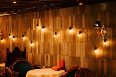 İçi sıcak aydınlatma ve akşamları zarif mobilyalarla dolu rahat bir kafe.