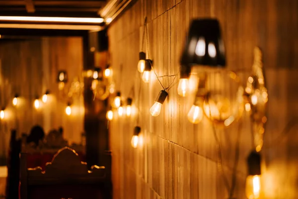 Sıcak altın ışıklar şık bir iç mekanda rahat bir atmosfer yaratır.