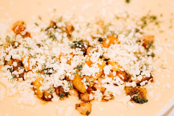 Sıcak bir mutfakta otlar ve peynirle hazırlanmış lezzetli bir yemek.