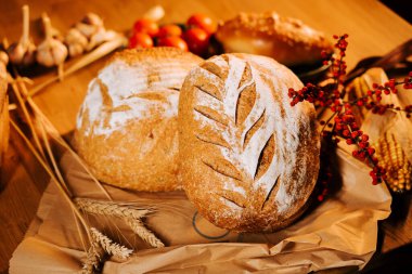 Sıcacık bir yemek sofrası için sebze ve otlu taze zanaatkar ekmeği.