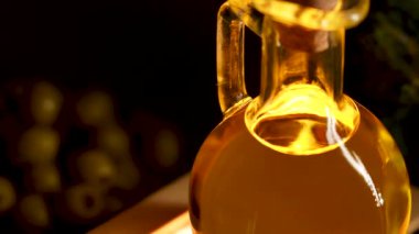 Sıcak, davetkar bir mutfak ortamında zeytinyağının zenginliğini keşfedin.