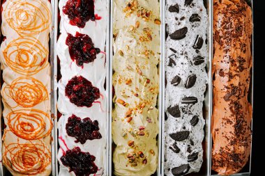 Donmuş tatlı dükkanında birlikte sergilenen lezzetli dondurma çeşitleri.