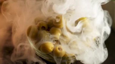 Taze aperatifler için yerel mutfakta kremalı sos ile zeytin hazırlama