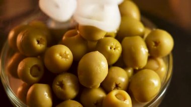 Zeytin hasadı ve lezzetli yemekler için hazırlama teknikleri.