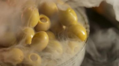 Mutfak etkinliğinde buharlı bir kasede zeytin hazırlığı.