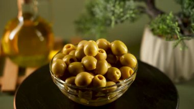 Doğal ışık ve zeytinyağlı sıcacık bir mutfakta taze zeytinlerin tadını çıkarıyorum.