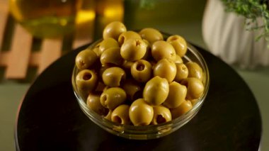 Evde zeytin hazırlama sağlıklı yemekler için taze malzemeler kullanılıyor.