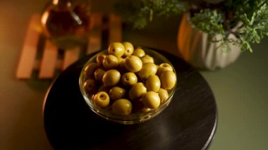 Mutfaktan zeytinler lezzetli bir yemek ve sunum için hazırlanıyor