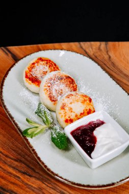 Tahta masada krema ve böğürtlen reçeli ile servis edilen leziz krepler.