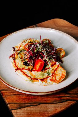 Ahşap bir tahtada sunulan nefis sebzeli omlet.