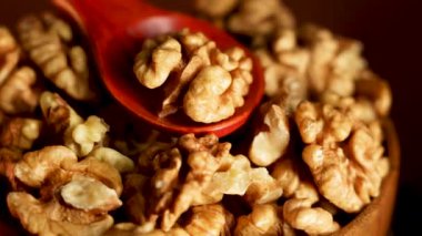 Güneşli bir öğleden sonra ahşap kaşıkla kabuğundaki cevizleri soydum.