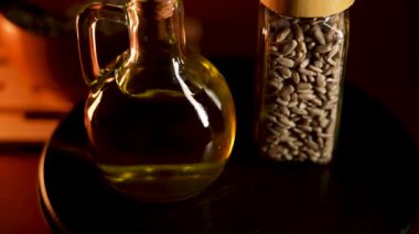 Ayçiçeği yağı bir şişede Tahıllı bir masada