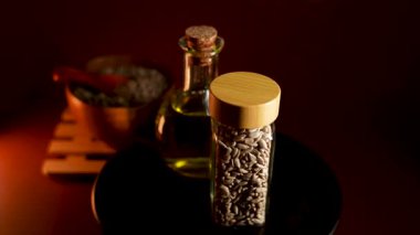 Ayçiçeği yağı hazırlama ve mutfak ortamında şişe ve kase kullanarak depolama