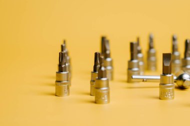 Bir proje veya onarım görevi için sarı arkaplanda düzenlenmiş el sanatları araçları