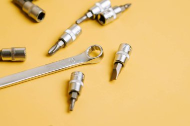 Araçlar ve ekipmanlar mekanik ve onarım işleri için sarı bir yüzeye yerleştirilmiştir.