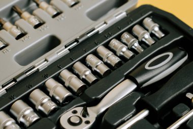 Kolay erişim ve kullanım için bir taşıma çantasında depolanmış soketleri ve cırcırcırlı araç seti