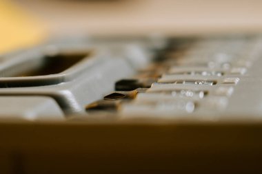 Gün boyunca atölye ortamında çeşitli parçaları olan bir aracın görüntüsünü kapat