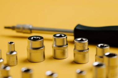 Sarı arkaplan ve tornavidalı projeler üzerinde çalışmak için farklı araçlar