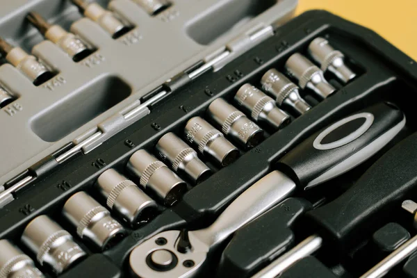 Kolay erişim ve kullanım için bir taşıma çantasında depolanmış soketleri ve cırcırcırlı araç seti