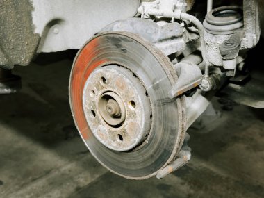 Garajdaki tamirat sırasında fren pervanesi ve kalibre.