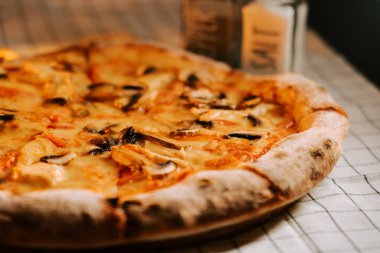 Peynirli ve mantarlı tavuklu pizza. Yanında da baharat olsun.