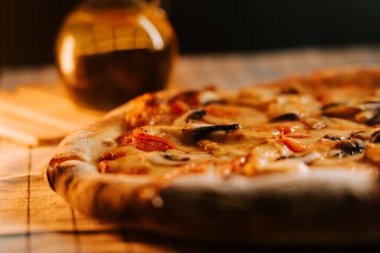 Akşam sıcacık bir ortamda peynirli, tavuklu ve mantarlı pizzanın tadını çıkarıyorum.