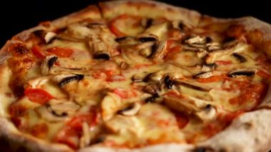 Peynirli, tavuklu ve mantarlı pizzanın keyfini çıkarıyorum.