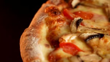 Akşam pizzacıda peynirli, tavuklu ve mantarlı pizzanın tadını çıkarıyorum.