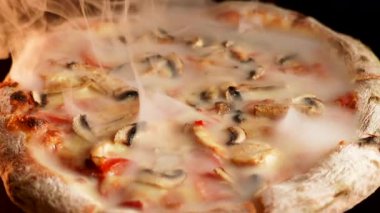 Peynirli, tavuklu ve mantarlı cızırtılı pizza. Sıcak bir mutfakta hazırlandı.