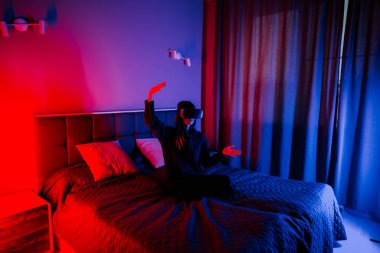 Genç bir kadın gece geç saatlerde loş bir odada sanal gerçeklikle meşgul oluyor.