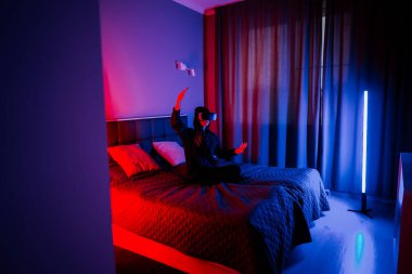 Genç bir kadın gece boyunca yatak odasında sanal gerçekliği keşfediyor.