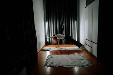 Genç kadın spor yaparken gün boyunca spor ve sağlık konularına odaklanıyor.