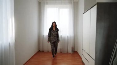 Kadınlar gün boyunca evde leopar desenli pijamalarıyla dans eder.