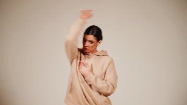 Hareketli bir hareket sırasında bir dans salonunda dans eden kadın.