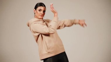 Canlı bir prova sırasında bir dans salonunda dans eden kadın.