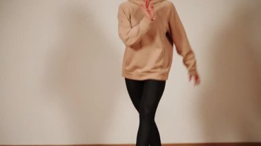 Canlı bir etkinlik sırasında dans pistinde dans eden bir kadın.