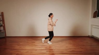 Akşam boyunca dans salonunda tek başına dans eden bir kadın.