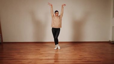 Kadınlar dans salonunda akşam antrenmanı sırasında anlamlı hareketlerle dans eder.