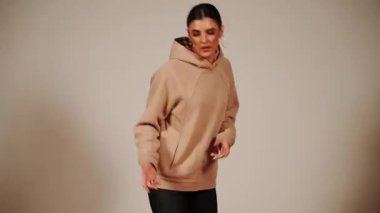 Dansçı, dans salonunda anlamlı hareketler ve odaklanmış enerjiyle performans sergiliyor.