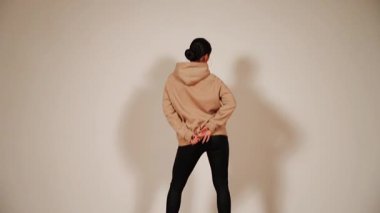 Gece dans kursunda dans eden bir kadın.