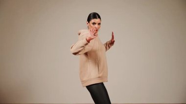 Dans salonunda dans eden bir kadın ritm ve hareket becerileri sergiliyor.