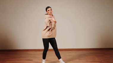 Akşam antrenmanı sırasında dans eden bir kadın.