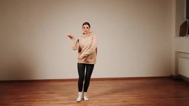 Dans pistinde dans eden kadın, dans figürleri ve rutiniyle dans eder.