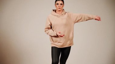 Dans pistinde dans eden bir kadın, hareketlerini ve ritmini sergiler.