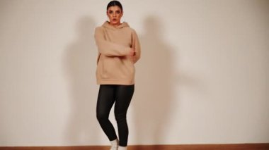 Kadın öğleden sonra dans salonunda dans ediyor.